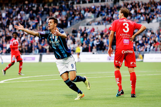 Djurgårdens Haris Radetinac reagerar mot linjedomaren