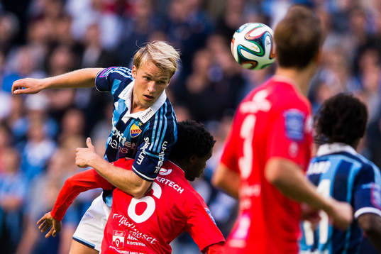 Djurgårdens Sebastian Andersson i en nickduell med