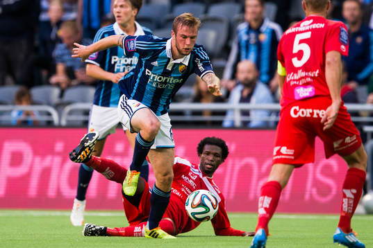 Djurgårdens Aleksander Faltsetas tar sig förbi