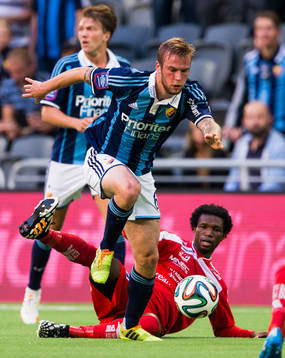 Djurgårdens Aleksander Faltsetas tar sig förbi