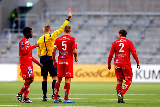 Åtvidabergs Allan Arenfeldt Olesen får ett rött kort