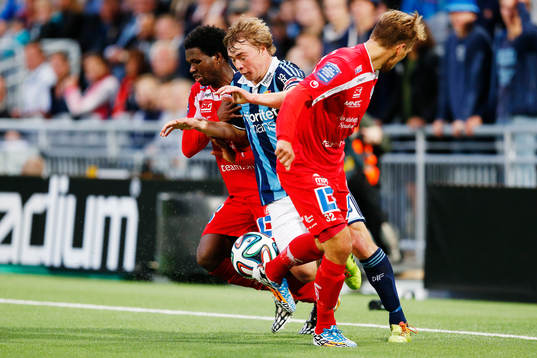 Djurgårdens Simon Tibbling emellan Åtvidabergs Mohammed