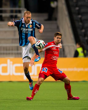 Djurgårdens Fredrik Stenman i kamp om bollen med