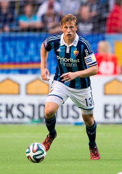 Djurgårdens Emil Bergström med bollen