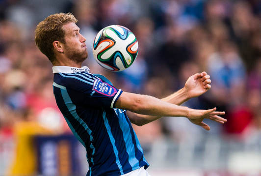 Djurgårdens Stefan Karlsson tar ner bollen