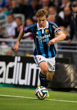 Djurgårdens Simon Tibbling med bollen