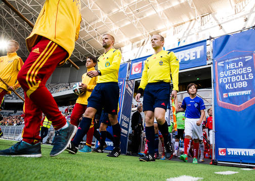 Domare Glenn Nyberg kliver ut på planen innan