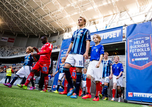 Djurgårdens Sebastian Andersson kliver ut på planen innan