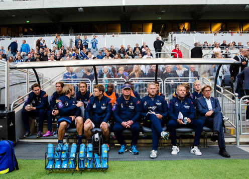 Djurgårdens avbytarbänk med bla assisterande tränare