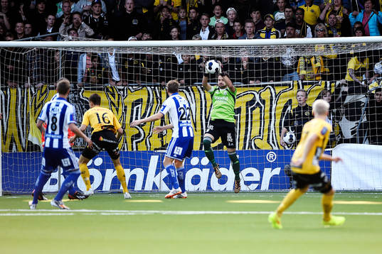 IFK Göteborgs målvakt John Alvbåge gör en räddning
