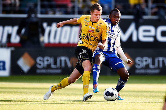 Elfsborgs Viktor Claesson och IFK Göteborgs May Mahlangu