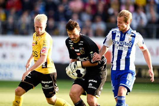 Elfsborgs Johan Larsson och målvakt Kevin Stuhr Ellegaard