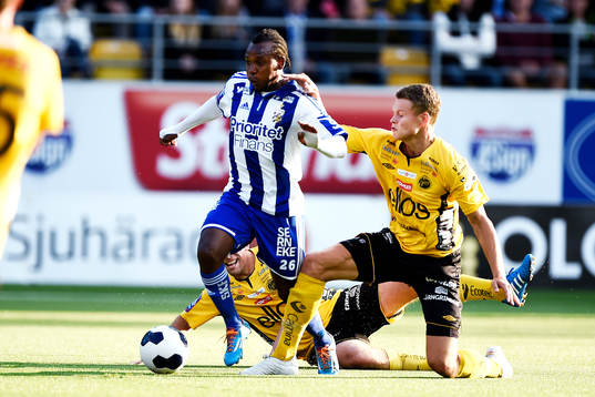 IFK Göteborgs May Mahlangu i en duell med Elfsborgs Viktor