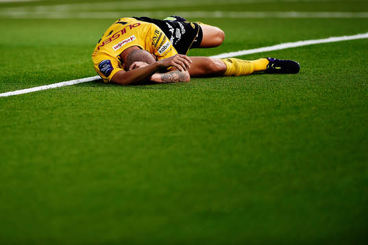 Elfsborgs Sebastian Holmén blir liggande