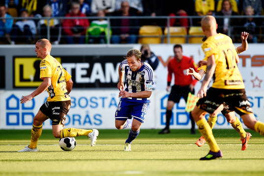 IFK Göteborgs Gustav Engvall tar sig fram