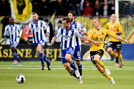 IFK Göteborgs Gustav Svensson bryter bollen av Elfsborgs