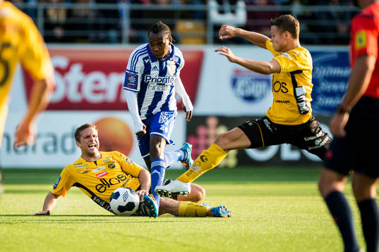 IFK Göteborgs May Mahlangu tar sig förbi Elfsborgs Anders