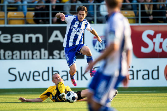 IFK Göteborgs Lasse Vibe tar sig förbi Elfsborgs Anton