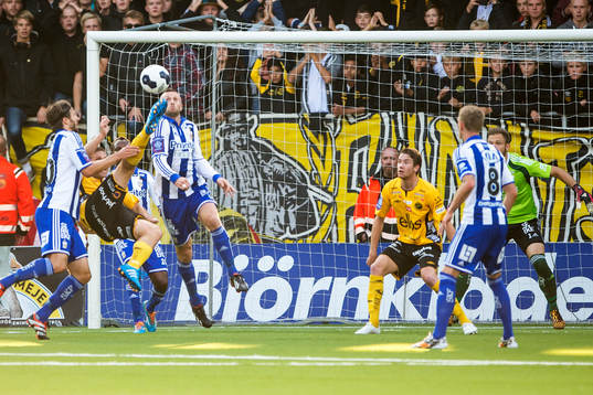 Elfsborgs Anders Svensson försöker sig på en konstspakr