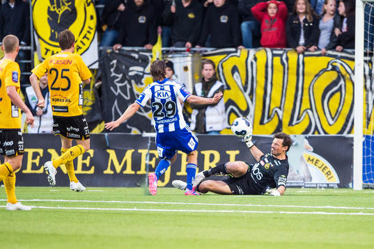 Elfsborgs målvakt Kevin Stuhr Ellegaard räddar