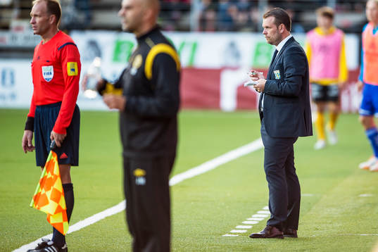 IFK Göteborgs tränare Mikael Stahre antecknar i sitt block