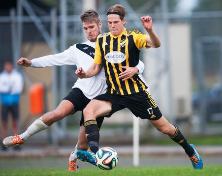 IFK Hässleholms Filip Ranmo bringas på fall och får