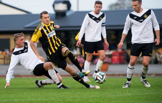 IFK Hässleholms Ilir Salja tacklas i matchen i division 3