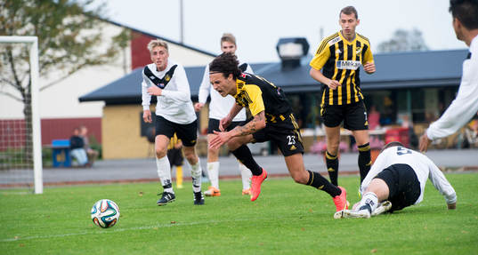 IFK Hässleholms Karim Al-Asi fälls bryskt i matchen i