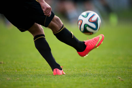 Inspark med Nike fotbollsskor och Adidas fotboll i matchen