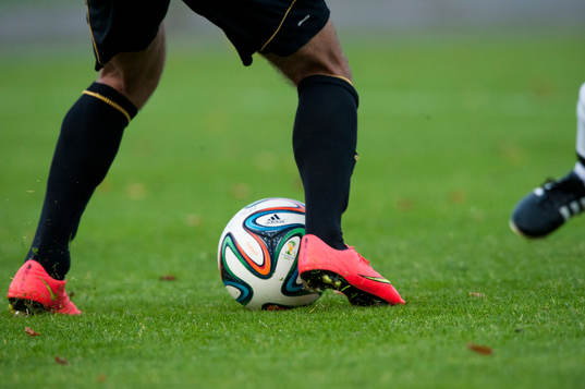 Fotbollsskor Nike och fotboll Adidas i matchen i division 3