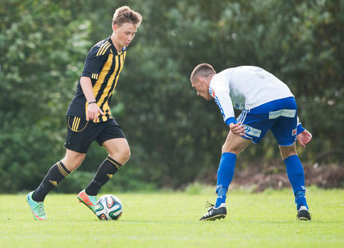 IFK Hässleholms Theo Ekström finra en Värnamo-spelare  i