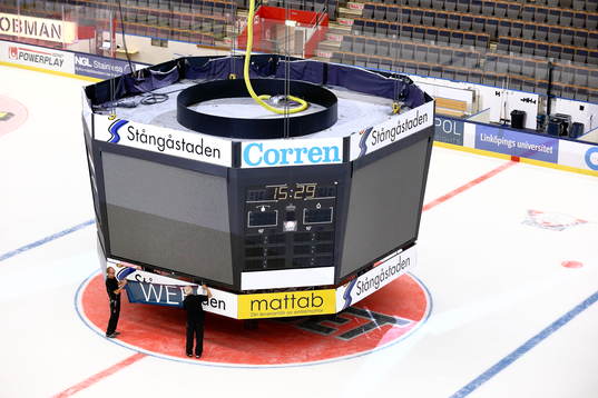 Byte av reklam på jumbotronen före ishockeymatchen i SHL