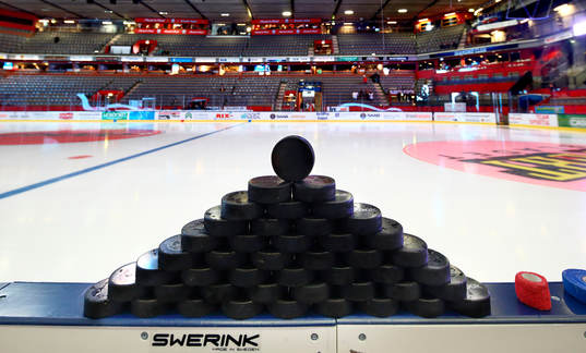 Puckar före ishockeymatchen i SHL mellan Linköping och