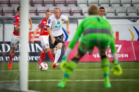 Örebros Patrik Haginge mot Kalmars målvakt Ole Söderberg