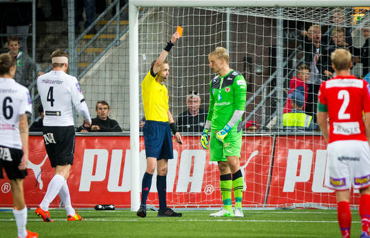 Kalmars målvakt Ole Söderberg kapar Örebros Alhassan