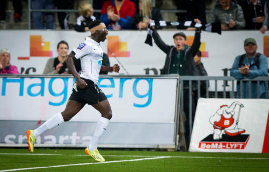 Örebros Alhassan Kamara gör 2-0 på straff och jublar i