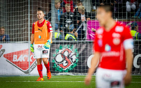 Kalmars målvakt Ole Söderberg får rött kort och Kalmars