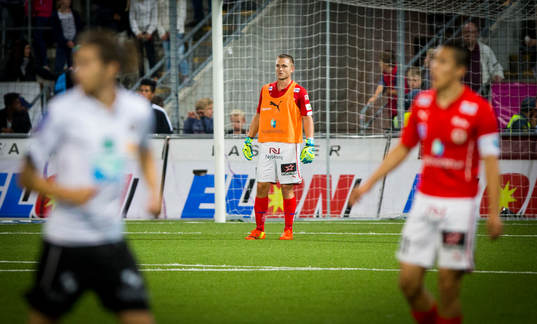 Kalmars målvakt Ole Söderberg får rött kort och Kalmars
