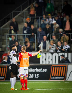 Kalmars Mats Solheim får ställa sig i mål och pratar med
