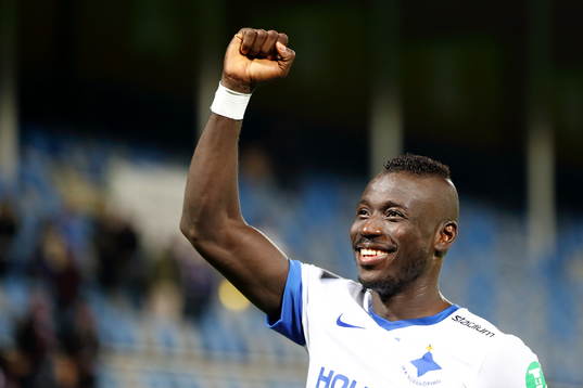 Norrköpings Alhaji Kamara ser glad ut och tackar publiken