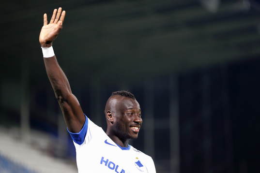 Norrköpings Alhaji Kamara ser glad ut och tackar publiken