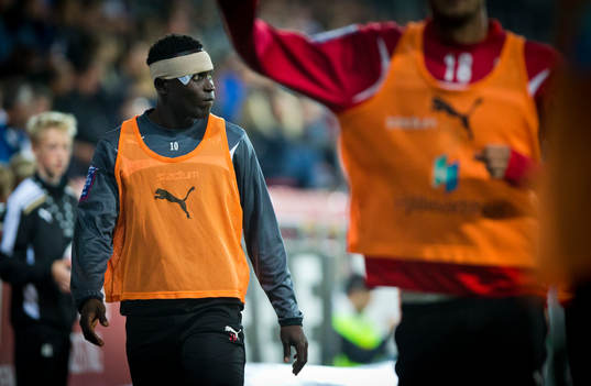 Örebros Alhassan Kamara värmer upp innan han blir inbytt