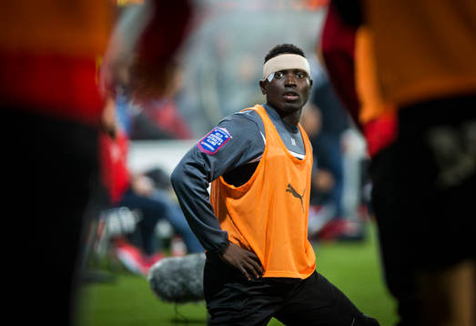 Örebros Alhassan Kamara värmer upp innan han blir inbytt