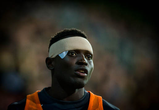 Örebros Alhassan Kamara värmer upp innan han blir inbytt