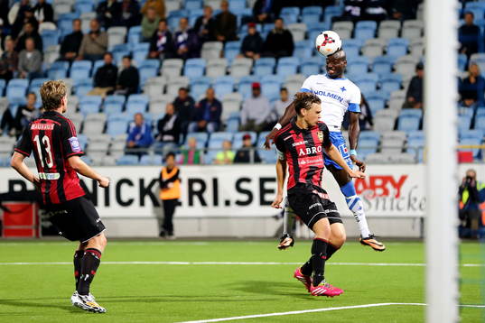 Norrköpings Alhaji Kamara nickar mot Brommapojkarnas  mål