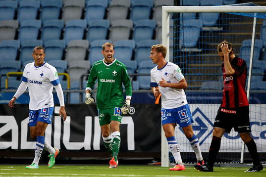 Norrköpings målvakt Marcus Sahlman reagerar intill