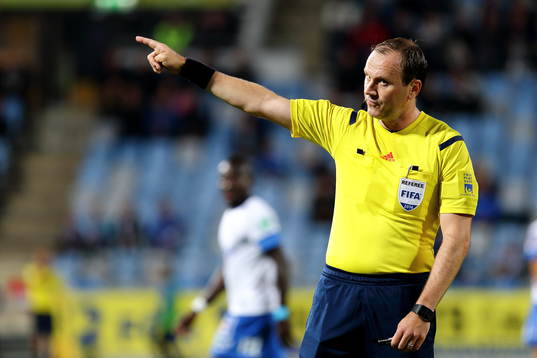 Domare Jonas Eriksson pekar