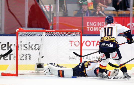 Mål 2-1 av Linköpings Sebastian Karlsson (utanför bild)