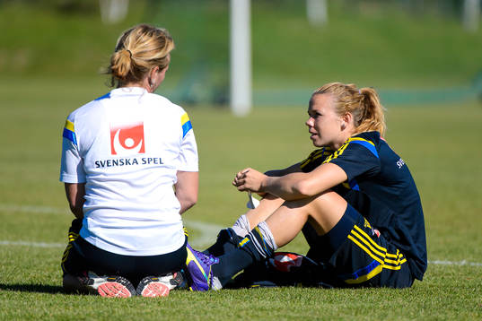 Sjukgymnast Annica Näsmark pratar med Jessica Samuelsson