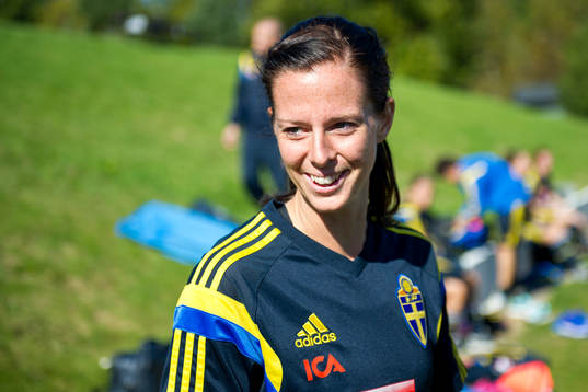 Lotta Schelin blir intervjuad